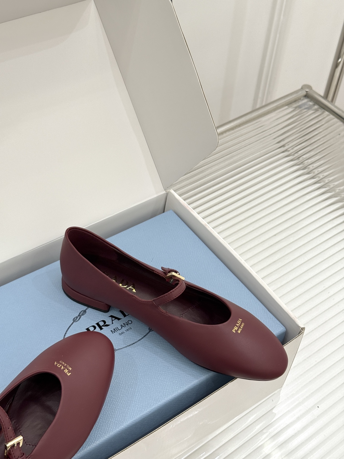 (原版飞机盒+10) Prada/普拉达26WF新品复古 字母平底玛丽珍鞋 复古字母标识超吸睛 平底舒适不磨脚 学院氛围 (原版飞机盒+10) Prada/普拉达26WF新品复古 字母平底玛丽珍鞋 复古字母标识超吸睛 平底舒适不磨脚 学院氛围