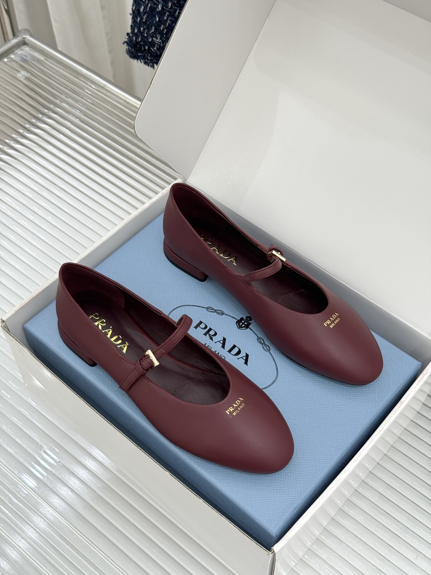 (原版飞机盒+10) Prada/普拉达26WF新品复古 字母平底玛丽珍鞋 复古字母标识超吸睛 平底舒适不磨脚 学院氛围 (原版飞机盒+10) Prada/普拉达26WF新品复古 字母平底玛丽珍鞋 复古字母标识超吸睛 平底舒适不磨脚 学院氛围