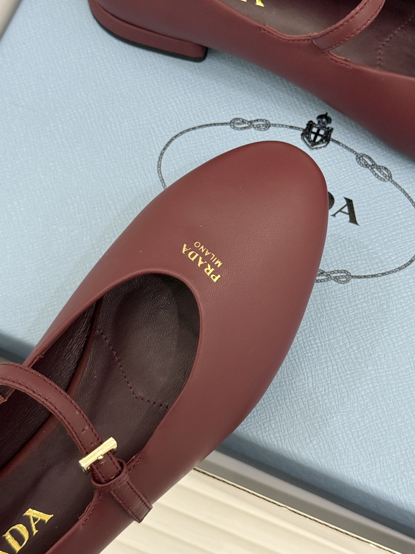 (原版飞机盒+10) Prada/普拉达26WF新品复古 字母平底玛丽珍鞋 复古字母标识超吸睛 平底舒适不磨脚 学院氛围 (原版飞机盒+10) Prada/普拉达26WF新品复古 字母平底玛丽珍鞋 复古字母标识超吸睛 平底舒适不磨脚 学院氛围