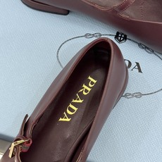 (原版飞机盒+10) Prada/普拉达26WF新品复古 字母平底玛丽珍鞋 复古字母标识超吸睛 平底舒适不磨脚 学院氛围 (原版飞机盒+10) Prada/普拉达26WF新品复古 字母平底玛丽珍鞋 复古字母标识超吸睛 平底舒适不磨脚 学院氛围
