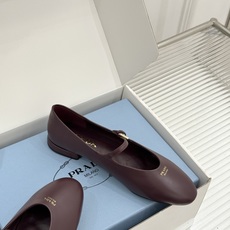 (原版飞机盒+10) Prada/普拉达26WF新品复古 字母平底玛丽珍鞋 复古字母标识超吸睛 平底舒适不磨脚 学院氛围 (原版飞机盒+10) Prada/普拉达26WF新品复古 字母平底玛丽珍鞋 复古字母标识超吸睛 平底舒适不磨脚 学院氛围