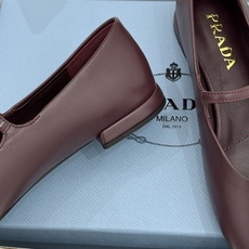 (原版飞机盒+10) Prada/普拉达26WF新品复古 字母平底玛丽珍鞋 复古字母标识超吸睛 平底舒适不磨脚 学院氛围 (原版飞机盒+10) Prada/普拉达26WF新品复古 字母平底玛丽珍鞋 复古字母标识超吸睛 平底舒适不磨脚 学院氛围