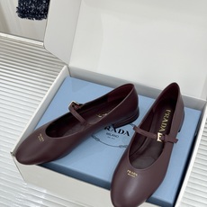 (原版飞机盒+10) Prada/普拉达26WF新品复古 字母平底玛丽珍鞋 复古字母标识超吸睛 平底舒适不磨脚 学院氛围 (原版飞机盒+10) Prada/普拉达26WF新品复古 字母平底玛丽珍鞋 复古字母标识超吸睛 平底舒适不磨脚 学院氛围