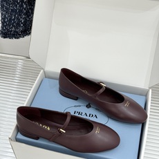 (原版飞机盒+10) Prada/普拉达26WF新品复古 字母平底玛丽珍鞋 复古字母标识超吸睛 平底舒适不磨脚 学院氛围 (原版飞机盒+10) Prada/普拉达26WF新品复古 字母平底玛丽珍鞋 复古字母标识超吸睛 平底舒适不磨脚 学院氛围