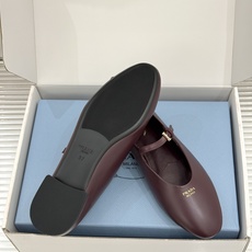 (原版飞机盒+10) Prada/普拉达26WF新品复古 字母平底玛丽珍鞋 复古字母标识超吸睛 平底舒适不磨脚 学院氛围 (原版飞机盒+10) Prada/普拉达26WF新品复古 字母平底玛丽珍鞋 复古字母标识超吸睛 平底舒适不磨脚 学院氛围