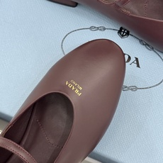(原版飞机盒+10) Prada/普拉达26WF新品复古 字母平底玛丽珍鞋 复古字母标识超吸睛 平底舒适不磨脚 学院氛围 (原版飞机盒+10) Prada/普拉达26WF新品复古 字母平底玛丽珍鞋 复古字母标识超吸睛 平底舒适不磨脚 学院氛围