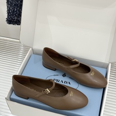 (原版飞机盒+10) Prada/普拉达26WF新品复古 字母平底玛丽珍鞋 复古字母标识超吸睛 平底舒适不磨脚 学院氛围 (原版飞机盒+10) Prada/普拉达26WF新品复古 字母平底玛丽珍鞋 复古字母标识超吸睛 平底舒适不磨脚 学院氛围
