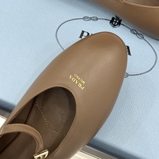 (原版飞机盒+10) Prada/普拉达26WF新品复古 字母平底玛丽珍鞋 复古字母标识超吸睛 平底舒适不磨脚 学院氛围 (原版飞机盒+10) Prada/普拉达26WF新品复古 字母平底玛丽珍鞋 复古字母标识超吸睛 平底舒适不磨脚 学院氛围