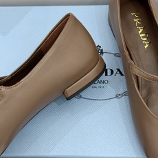 (原版飞机盒+10) Prada/普拉达26WF新品复古 字母平底玛丽珍鞋 复古字母标识超吸睛 平底舒适不磨脚 学院氛围 (原版飞机盒+10) Prada/普拉达26WF新品复古 字母平底玛丽珍鞋 复古字母标识超吸睛 平底舒适不磨脚 学院氛围