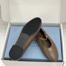 (原版飞机盒+10) Prada/普拉达26WF新品复古 字母平底玛丽珍鞋 复古字母标识超吸睛 平底舒适不磨脚 学院氛围 (原版飞机盒+10) Prada/普拉达26WF新品复古 字母平底玛丽珍鞋 复古字母标识超吸睛 平底舒适不磨脚 学院氛围