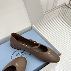 (原版飞机盒+10) Prada/普拉达26WF新品复古 字母平底玛丽珍鞋 复古字母标识超吸睛 平底舒适不磨脚 学院氛围 (原版飞机盒+10) Prada/普拉达26WF新品复古 字母平底玛丽珍鞋 复古字母标识超吸睛 平底舒适不磨脚 学院氛围