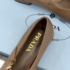 (原版飞机盒+10) Prada/普拉达26WF新品复古 字母平底玛丽珍鞋 复古字母标识超吸睛 平底舒适不磨脚 学院氛围 (原版飞机盒+10) Prada/普拉达26WF新品复古 字母平底玛丽珍鞋 复古字母标识超吸睛 平底舒适不磨脚 学院氛围