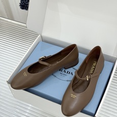(原版飞机盒+10) Prada/普拉达26WF新品复古 字母平底玛丽珍鞋 复古字母标识超吸睛 平底舒适不磨脚 学院氛围 (原版飞机盒+10) Prada/普拉达26WF新品复古 字母平底玛丽珍鞋 复古字母标识超吸睛 平底舒适不磨脚 学院氛围