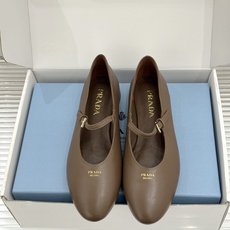 (原版飞机盒+10) Prada/普拉达26WF新品复古 字母平底玛丽珍鞋 复古字母标识超吸睛 平底舒适不磨脚 学院氛围 (原版飞机盒+10) Prada/普拉达26WF新品复古 字母平底玛丽珍鞋 复古字母标识超吸睛 平底舒适不磨脚 学院氛围