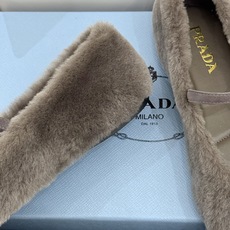 (原版飞机盒+10) Prada/普拉达26WF新品复古 三角标平底玛丽珍鞋毛毛鞋 经典三角标高奢标识 软糯毛绒裹住暖意 (原版飞机盒+10) Prada/普拉达26WF新品复古 三角标平底玛丽珍鞋毛毛鞋 经典三角标高奢标识 软糯毛绒裹住暖意