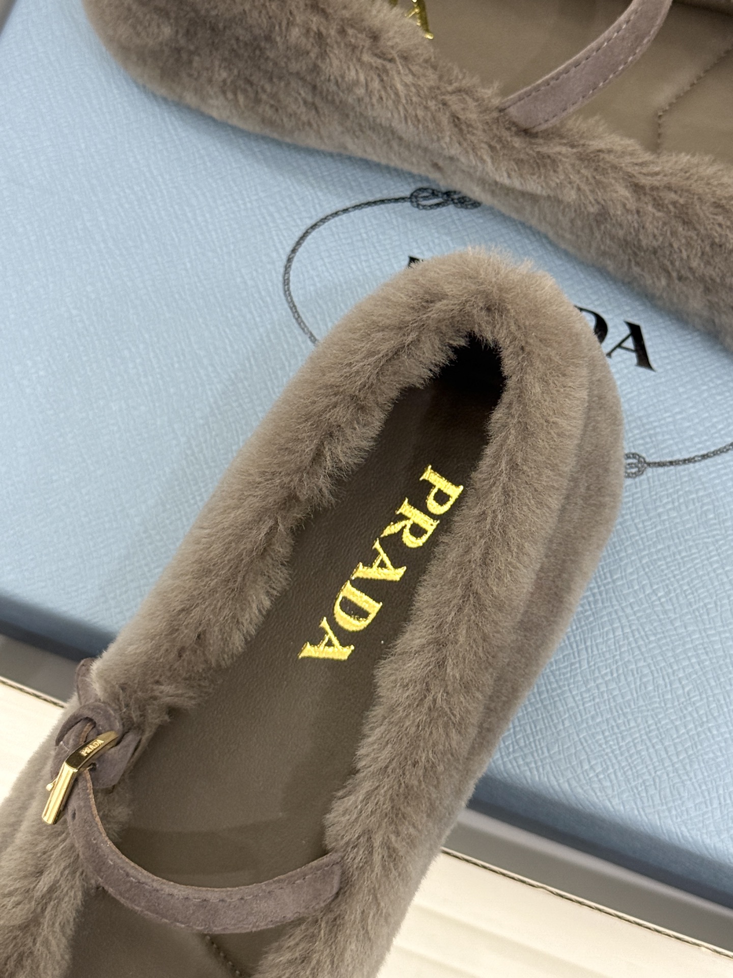 (原版飞机盒+10) Prada/普拉达26WF新品复古 三角标平底玛丽珍鞋毛毛鞋 经典三角标高奢标识 软糯毛绒裹住暖意 (原版飞机盒+10) Prada/普拉达26WF新品复古 三角标平底玛丽珍鞋毛毛鞋 经典三角标高奢标识 软糯毛绒裹住暖意