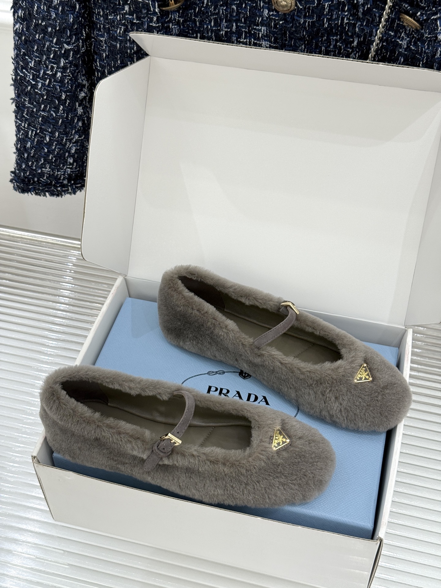 (原版飞机盒+10) Prada/普拉达26WF新品复古 三角标平底玛丽珍鞋毛毛鞋 经典三角标高奢标识 软糯毛绒裹住暖意 (原版飞机盒+10) Prada/普拉达26WF新品复古 三角标平底玛丽珍鞋毛毛鞋 经典三角标高奢标识 软糯毛绒裹住暖意