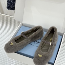 (原版飞机盒+10) Prada/普拉达26WF新品复古 三角标平底玛丽珍鞋毛毛鞋 经典三角标高奢标识 软糯毛绒裹住暖意 (原版飞机盒+10) Prada/普拉达26WF新品复古 三角标平底玛丽珍鞋毛毛鞋 经典三角标高奢标识 软糯毛绒裹住暖意