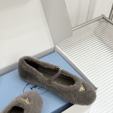 (原版飞机盒+10) Prada/普拉达26WF新品复古 三角标平底玛丽珍鞋毛毛鞋 经典三角标高奢标识 软糯毛绒裹住暖意 (原版飞机盒+10) Prada/普拉达26WF新品复古 三角标平底玛丽珍鞋毛毛鞋 经典三角标高奢标识 软糯毛绒裹住暖意