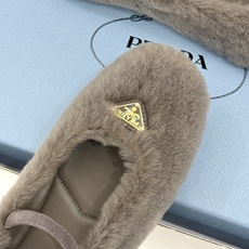 (原版飞机盒+10) Prada/普拉达26WF新品复古 三角标平底玛丽珍鞋毛毛鞋 经典三角标高奢标识 软糯毛绒裹住暖意 (原版飞机盒+10) Prada/普拉达26WF新品复古 三角标平底玛丽珍鞋毛毛鞋 经典三角标高奢标识 软糯毛绒裹住暖意