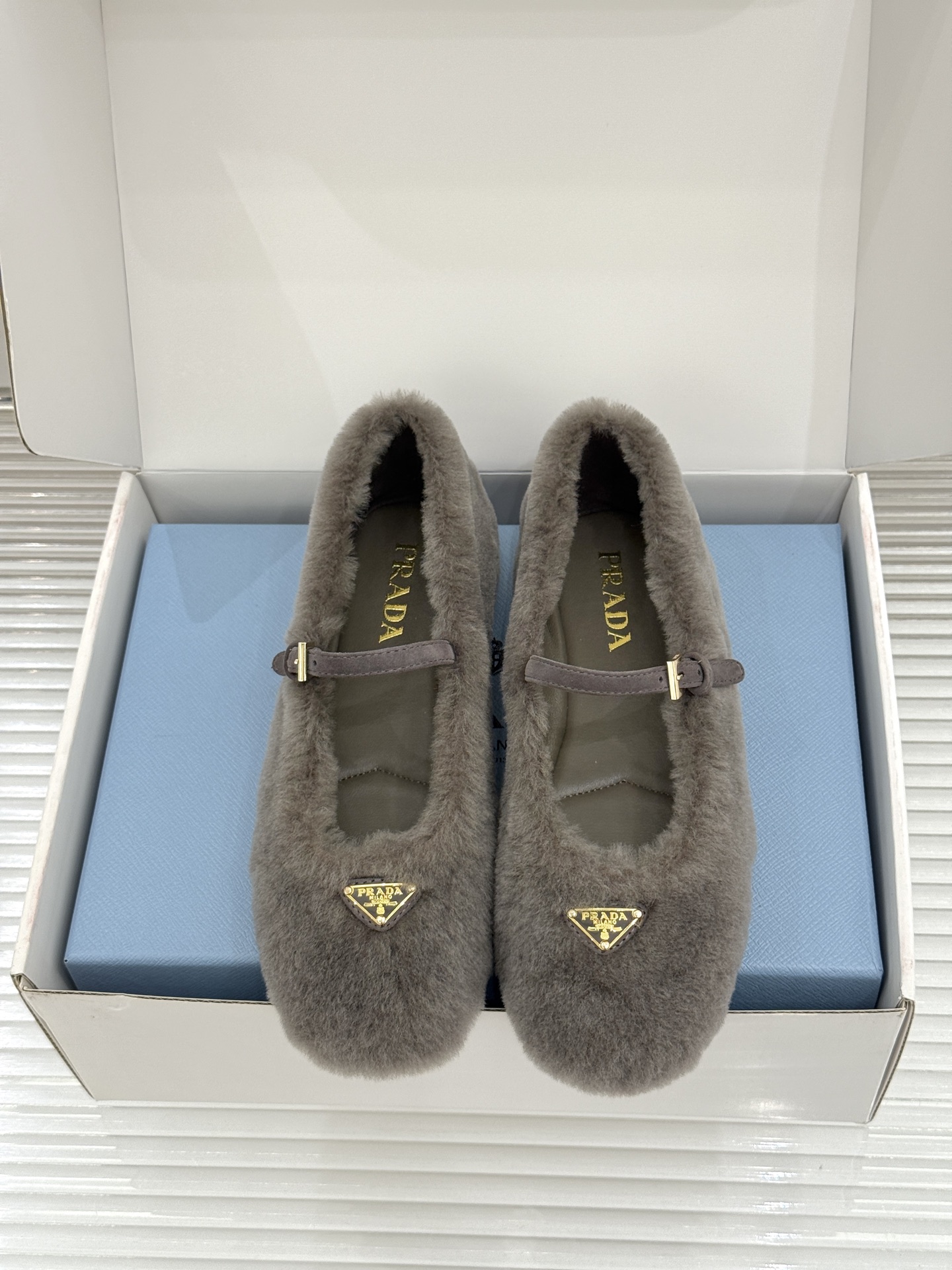 (原版飞机盒+10) Prada/普拉达26WF新品复古 三角标平底玛丽珍鞋毛毛鞋 经典三角标高奢标识 软糯毛绒裹住暖意 (原版飞机盒+10) Prada/普拉达26WF新品复古 三角标平底玛丽珍鞋毛毛鞋 经典三角标高奢标识 软糯毛绒裹住暖意