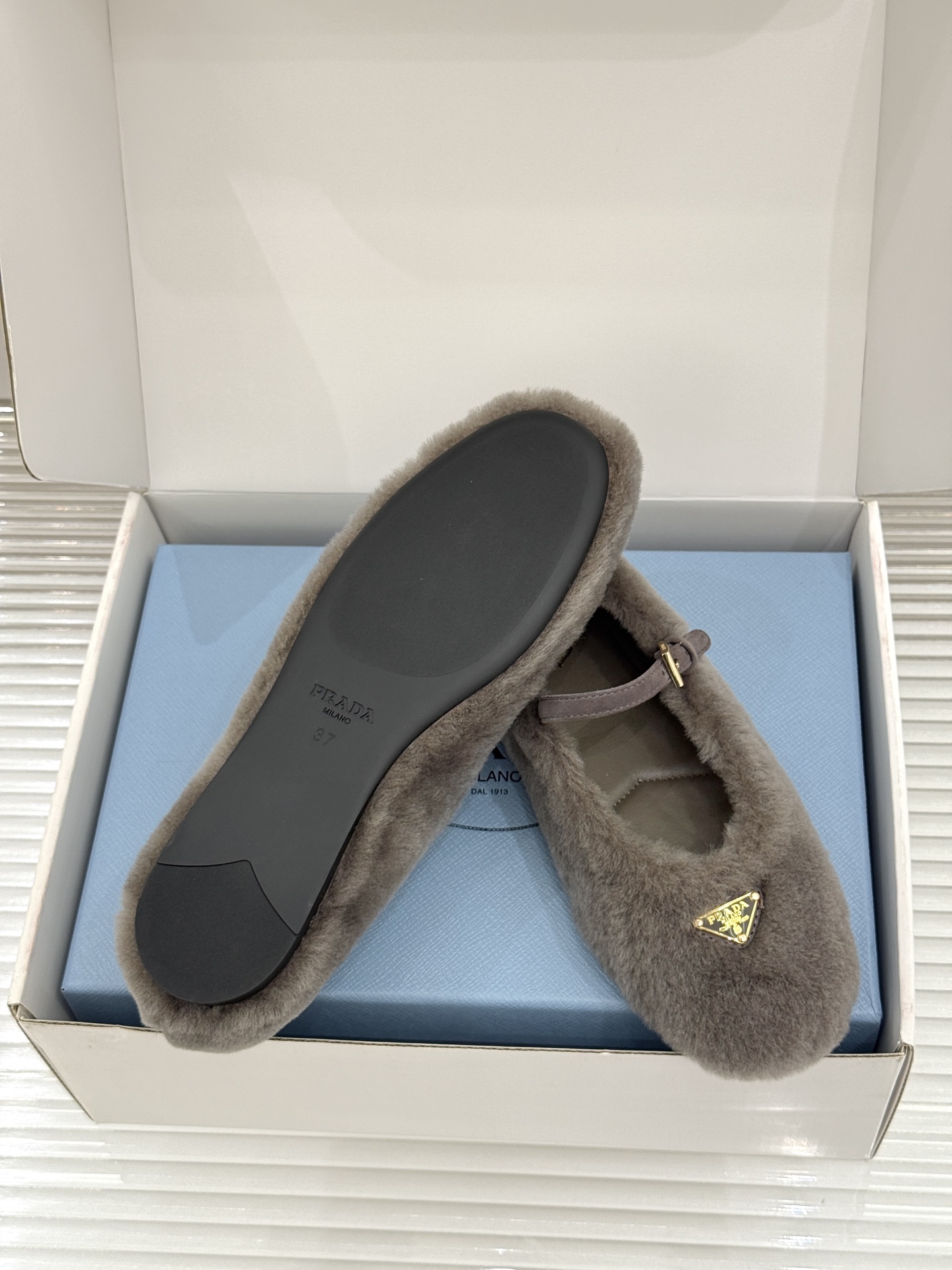 (原版飞机盒+10) Prada/普拉达26WF新品复古 三角标平底玛丽珍鞋毛毛鞋 经典三角标高奢标识 软糯毛绒裹住暖意 (原版飞机盒+10) Prada/普拉达26WF新品复古 三角标平底玛丽珍鞋毛毛鞋 经典三角标高奢标识 软糯毛绒裹住暖意