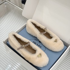 (原版飞机盒+10) Prada/普拉达26WF新品复古 三角标平底玛丽珍鞋毛毛鞋 经典三角标高奢标识 软糯毛绒裹住暖意 (原版飞机盒+10) Prada/普拉达26WF新品复古 三角标平底玛丽珍鞋毛毛鞋 经典三角标高奢标识 软糯毛绒裹住暖意