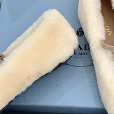 (原版飞机盒+10) Prada/普拉达26WF新品复古 三角标平底玛丽珍鞋毛毛鞋 经典三角标高奢标识 软糯毛绒裹住暖意 (原版飞机盒+10) Prada/普拉达26WF新品复古 三角标平底玛丽珍鞋毛毛鞋 经典三角标高奢标识 软糯毛绒裹住暖意
