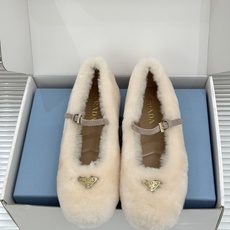 (原版飞机盒+10) Prada/普拉达26WF新品复古 三角标平底玛丽珍鞋毛毛鞋 经典三角标高奢标识 软糯毛绒裹住暖意 (原版飞机盒+10) Prada/普拉达26WF新品复古 三角标平底玛丽珍鞋毛毛鞋 经典三角标高奢标识 软糯毛绒裹住暖意
