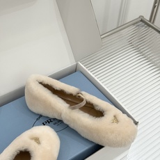(原版飞机盒+10) Prada/普拉达26WF新品复古 三角标平底玛丽珍鞋毛毛鞋 经典三角标高奢标识 软糯毛绒裹住暖意 (原版飞机盒+10) Prada/普拉达26WF新品复古 三角标平底玛丽珍鞋毛毛鞋 经典三角标高奢标识 软糯毛绒裹住暖意