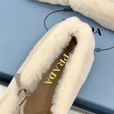(原版飞机盒+10) Prada/普拉达26WF新品复古 三角标平底玛丽珍鞋毛毛鞋 经典三角标高奢标识 软糯毛绒裹住暖意 (原版飞机盒+10) Prada/普拉达26WF新品复古 三角标平底玛丽珍鞋毛毛鞋 经典三角标高奢标识 软糯毛绒裹住暖意
