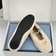 (原版飞机盒+10) Prada/普拉达26WF新品复古 三角标平底玛丽珍鞋毛毛鞋 经典三角标高奢标识 软糯毛绒裹住暖意 (原版飞机盒+10) Prada/普拉达26WF新品复古 三角标平底玛丽珍鞋毛毛鞋 经典三角标高奢标识 软糯毛绒裹住暖意