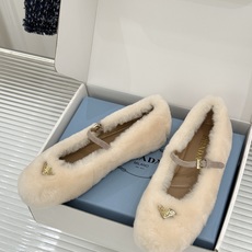 (原版飞机盒+10) Prada/普拉达26WF新品复古 三角标平底玛丽珍鞋毛毛鞋 经典三角标高奢标识 软糯毛绒裹住暖意 (原版飞机盒+10) Prada/普拉达26WF新品复古 三角标平底玛丽珍鞋毛毛鞋 经典三角标高奢标识 软糯毛绒裹住暖意