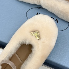 (原版飞机盒+10) Prada/普拉达26WF新品复古 三角标平底玛丽珍鞋毛毛鞋 经典三角标高奢标识 软糯毛绒裹住暖意 (原版飞机盒+10) Prada/普拉达26WF新品复古 三角标平底玛丽珍鞋毛毛鞋 经典三角标高奢标识 软糯毛绒裹住暖意