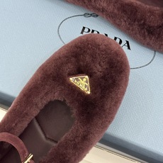 (原版飞机盒+10) Prada/普拉达26WF新品复古 三角标平底玛丽珍鞋毛毛鞋 经典三角标高奢标识 软糯毛绒裹住暖意 (原版飞机盒+10) Prada/普拉达26WF新品复古 三角标平底玛丽珍鞋毛毛鞋 经典三角标高奢标识 软糯毛绒裹住暖意