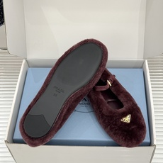(原版飞机盒+10) Prada/普拉达26WF新品复古 三角标平底玛丽珍鞋毛毛鞋 经典三角标高奢标识 软糯毛绒裹住暖意 (原版飞机盒+10) Prada/普拉达26WF新品复古 三角标平底玛丽珍鞋毛毛鞋 经典三角标高奢标识 软糯毛绒裹住暖意