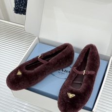 (原版飞机盒+10) Prada/普拉达26WF新品复古 三角标平底玛丽珍鞋毛毛鞋 经典三角标高奢标识 软糯毛绒裹住暖意 (原版飞机盒+10) Prada/普拉达26WF新品复古 三角标平底玛丽珍鞋毛毛鞋 经典三角标高奢标识 软糯毛绒裹住暖意