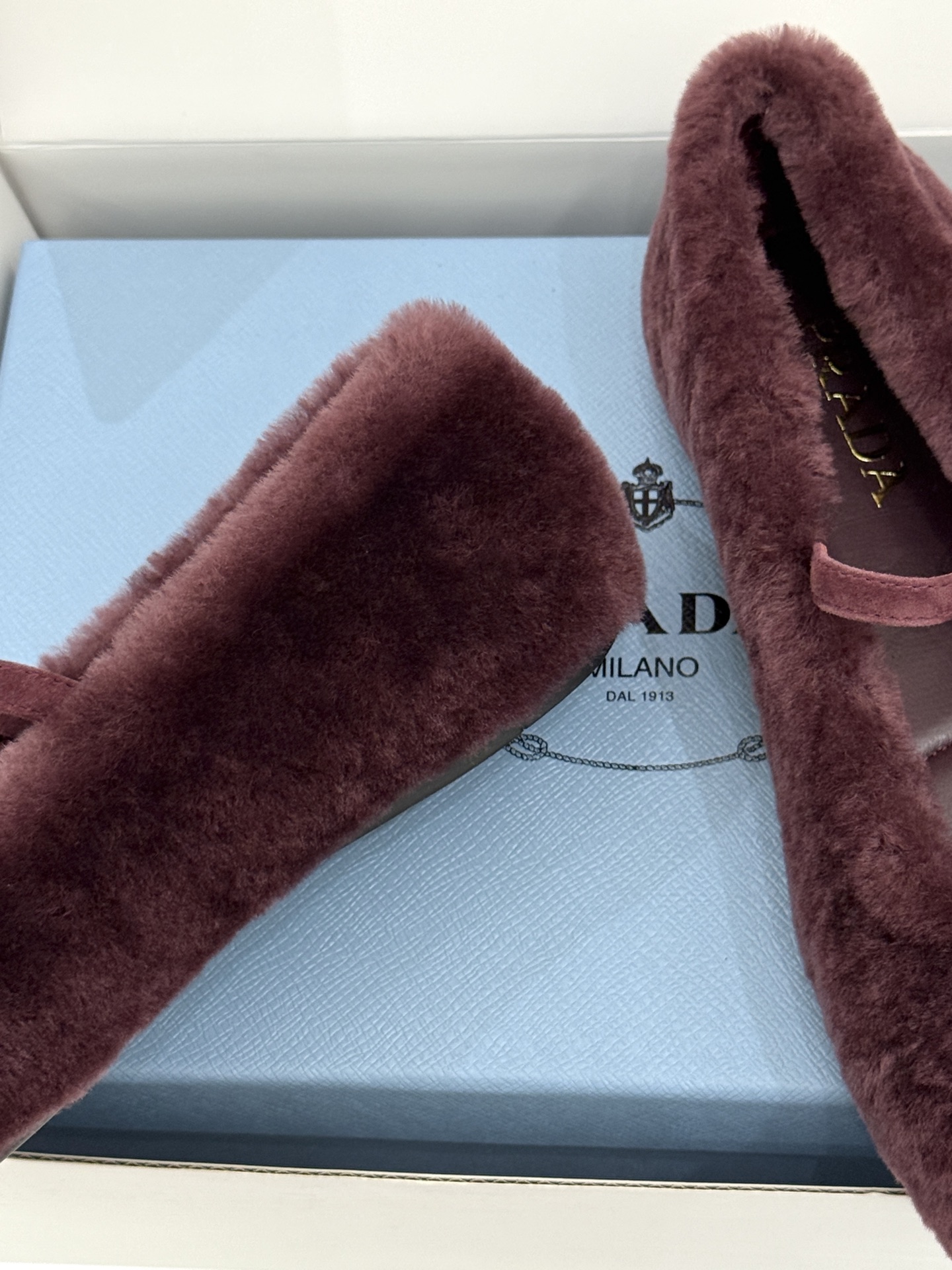 (原版飞机盒+10) Prada/普拉达26WF新品复古 三角标平底玛丽珍鞋毛毛鞋 经典三角标高奢标识 软糯毛绒裹住暖意 (原版飞机盒+10) Prada/普拉达26WF新品复古 三角标平底玛丽珍鞋毛毛鞋 经典三角标高奢标识 软糯毛绒裹住暖意