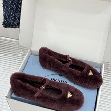 (原版飞机盒+10) Prada/普拉达26WF新品复古 三角标平底玛丽珍鞋毛毛鞋 经典三角标高奢标识 软糯毛绒裹住暖意 (原版飞机盒+10) Prada/普拉达26WF新品复古 三角标平底玛丽珍鞋毛毛鞋 经典三角标高奢标识 软糯毛绒裹住暖意