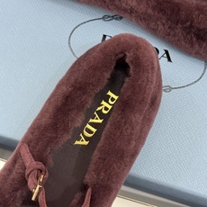 (原版飞机盒+10) Prada/普拉达26WF新品复古 三角标平底玛丽珍鞋毛毛鞋 经典三角标高奢标识 软糯毛绒裹住暖意 (原版飞机盒+10) Prada/普拉达26WF新品复古 三角标平底玛丽珍鞋毛毛鞋 经典三角标高奢标识 软糯毛绒裹住暖意