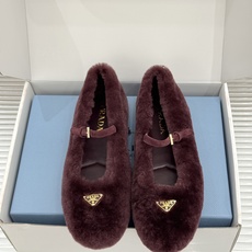 (原版飞机盒+10) Prada/普拉达26WF新品复古 三角标平底玛丽珍鞋毛毛鞋 经典三角标高奢标识 软糯毛绒裹住暖意 (原版飞机盒+10) Prada/普拉达26WF新品复古 三角标平底玛丽珍鞋毛毛鞋 经典三角标高奢标识 软糯毛绒裹住暖意