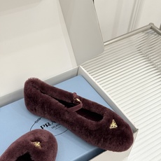 (原版飞机盒+10) Prada/普拉达26WF新品复古 三角标平底玛丽珍鞋毛毛鞋 经典三角标高奢标识 软糯毛绒裹住暖意 (原版飞机盒+10) Prada/普拉达26WF新品复古 三角标平底玛丽珍鞋毛毛鞋 经典三角标高奢标识 软糯毛绒裹住暖意