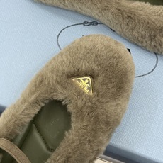 (原版飞机盒+10) Prada/普拉达26WF新品复古 三角标平底玛丽珍鞋毛毛鞋 经典三角标高奢标识 软糯毛绒裹住暖意 (原版飞机盒+10) Prada/普拉达26WF新品复古 三角标平底玛丽珍鞋毛毛鞋 经典三角标高奢标识 软糯毛绒裹住暖意