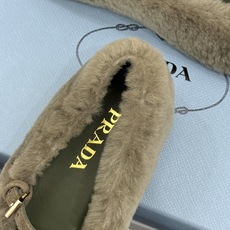 (原版飞机盒+10) Prada/普拉达26WF新品复古 三角标平底玛丽珍鞋毛毛鞋 经典三角标高奢标识 软糯毛绒裹住暖意 (原版飞机盒+10) Prada/普拉达26WF新品复古 三角标平底玛丽珍鞋毛毛鞋 经典三角标高奢标识 软糯毛绒裹住暖意