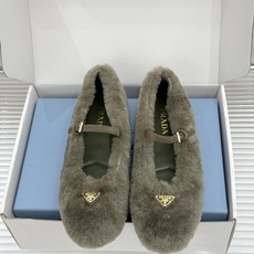 (原版飞机盒+10) Prada/普拉达26WF新品复古 三角标平底玛丽珍鞋毛毛鞋 经典三角标高奢标识 软糯毛绒裹住暖意 (原版飞机盒+10) Prada/普拉达26WF新品复古 三角标平底玛丽珍鞋毛毛鞋 经典三角标高奢标识 软糯毛绒裹住暖意