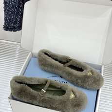 (原版飞机盒+10) Prada/普拉达26WF新品复古 三角标平底玛丽珍鞋毛毛鞋 经典三角标高奢标识 软糯毛绒裹住暖意 (原版飞机盒+10) Prada/普拉达26WF新品复古 三角标平底玛丽珍鞋毛毛鞋 经典三角标高奢标识 软糯毛绒裹住暖意