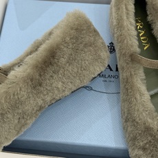 (原版飞机盒+10) Prada/普拉达26WF新品复古 三角标平底玛丽珍鞋毛毛鞋 经典三角标高奢标识 软糯毛绒裹住暖意 (原版飞机盒+10) Prada/普拉达26WF新品复古 三角标平底玛丽珍鞋毛毛鞋 经典三角标高奢标识 软糯毛绒裹住暖意