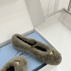 (原版飞机盒+10) Prada/普拉达26WF新品复古 三角标平底玛丽珍鞋毛毛鞋 经典三角标高奢标识 软糯毛绒裹住暖意 (原版飞机盒+10) Prada/普拉达26WF新品复古 三角标平底玛丽珍鞋毛毛鞋 经典三角标高奢标识 软糯毛绒裹住暖意
