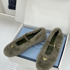 (原版飞机盒+10) Prada/普拉达26WF新品复古 三角标平底玛丽珍鞋毛毛鞋 经典三角标高奢标识 软糯毛绒裹住暖意 (原版飞机盒+10) Prada/普拉达26WF新品复古 三角标平底玛丽珍鞋毛毛鞋 经典三角标高奢标识 软糯毛绒裹住暖意