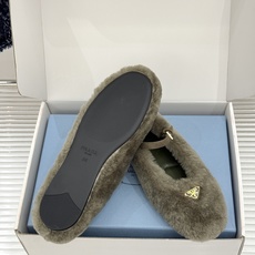 (原版飞机盒+10) Prada/普拉达26WF新品复古 三角标平底玛丽珍鞋毛毛鞋 经典三角标高奢标识 软糯毛绒裹住暖意 (原版飞机盒+10) Prada/普拉达26WF新品复古 三角标平底玛丽珍鞋毛毛鞋 经典三角标高奢标识 软糯毛绒裹住暖意